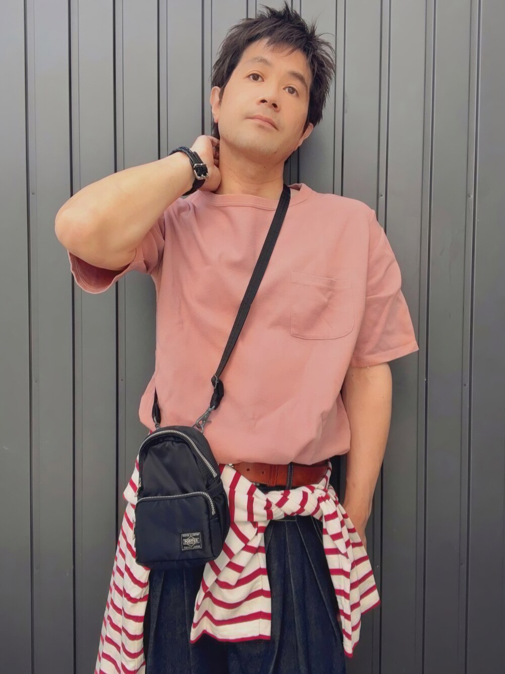 ピンク系のTシャツ/カットソー、ブラック系のショルダーバッグ、レッド系のTシャツ/カットソーを着用したメンズの春コーディネートの3枚目の写真