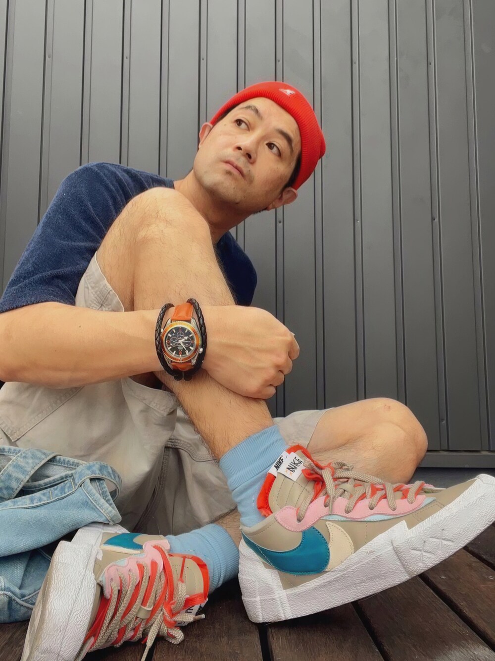 ブルー系のTシャツ/カットソー、ブルー系のトートバッグ、グレー系のカーゴパンツを着用したメンズの夏コーディネートの4枚目の写真