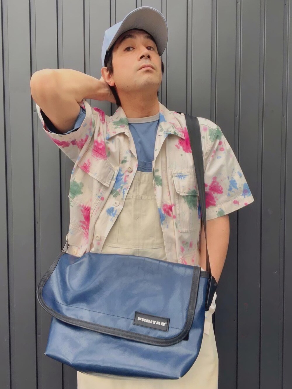 「ショルダーバッグ、シャツスタイル、休日スタイル、大人カジュアル、アウトドアスタイル、淡色コーデ、キャップ、ピンク、ブルー、オーバーオール、レイヤードスタイル、ミリタリー、スニーカー、ハイカットスニーカー、パープル」|「UNDEFEATED のUNDEFEATED✖️NEW ERA(キャップ、ブルー系)」を使った、U%さん(メンズ・178cm)の夏コーディネートの2枚目の写真
