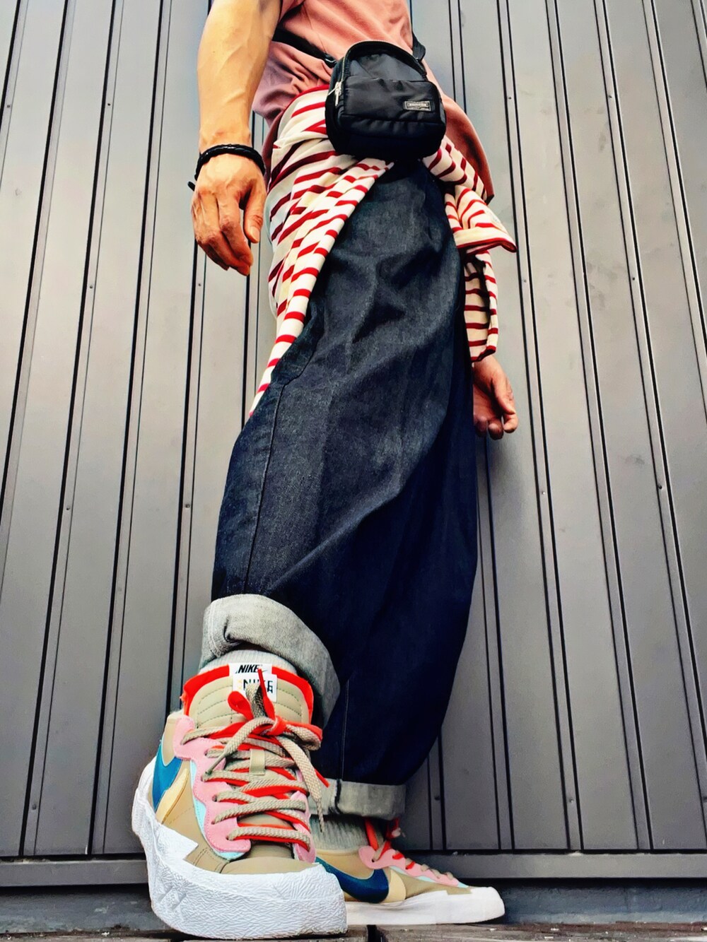 ピンク系のTシャツ/カットソー、ブラック系のショルダーバッグ、レッド系のTシャツ/カットソーを着用したメンズの春コーディネートの5枚目の写真