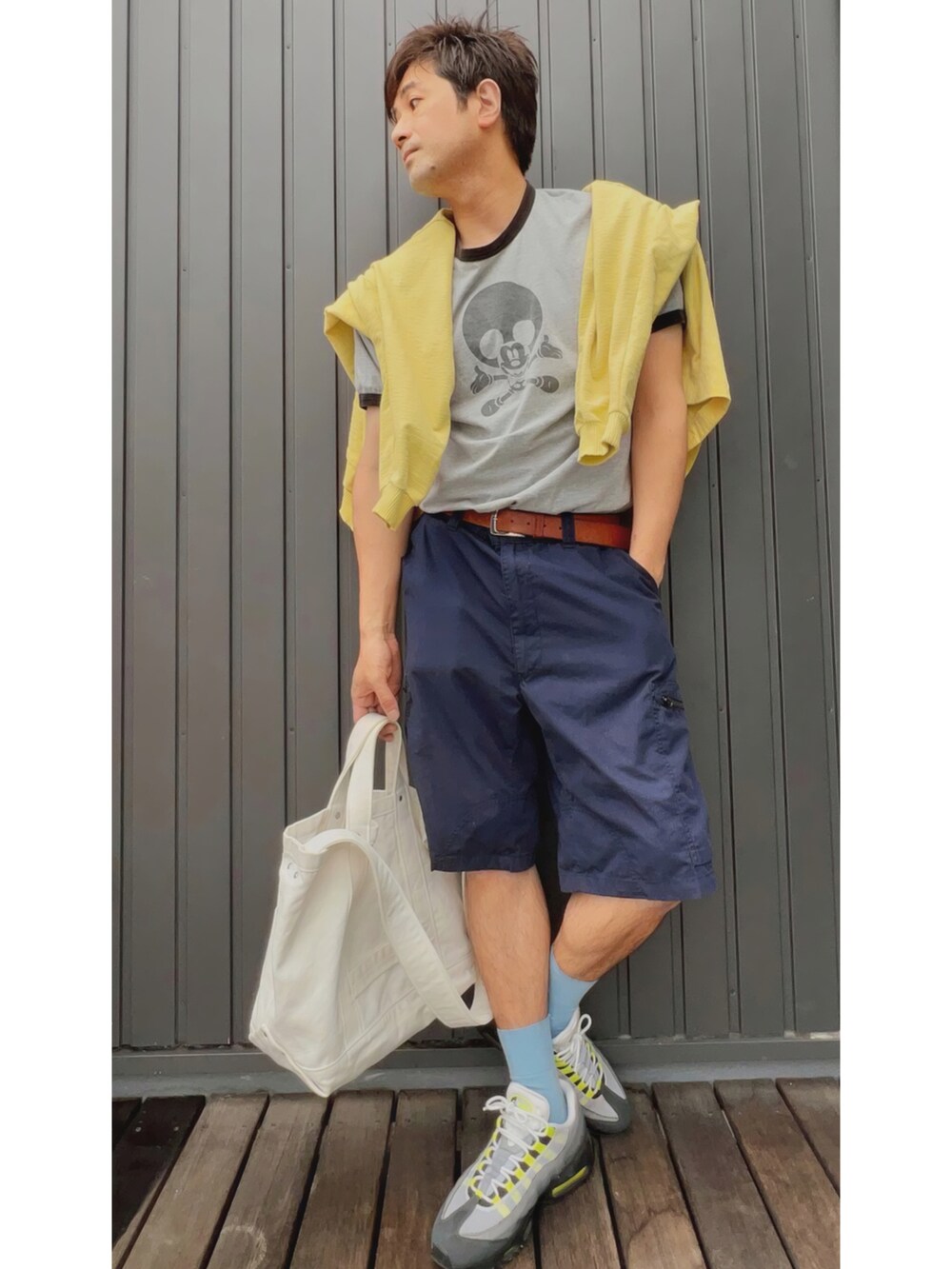 イエロー系のカーディガン/ボレロ、グレー系のTシャツ/カットソー、ブルー系のパンツを着用したメンズの春コーディネートの2枚目の写真