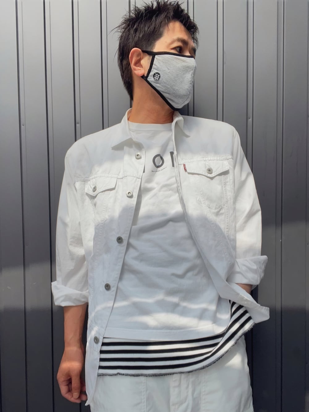 ホワイト系のシャツ/ブラウス、ホワイト系のTシャツ/カットソー、その他のタンクトップを着用したメンズの春コーディネートの2枚目の写真