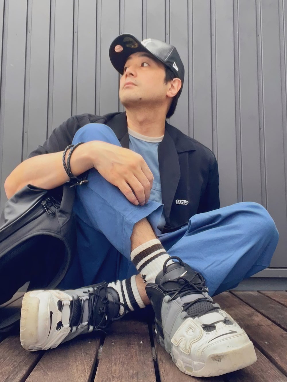 ブラック系のシャツ/ブラウス、ブルー系のTシャツ/カットソー、ブラック系のタンクトップを着用したメンズの夏コーディネートの4枚目の写真