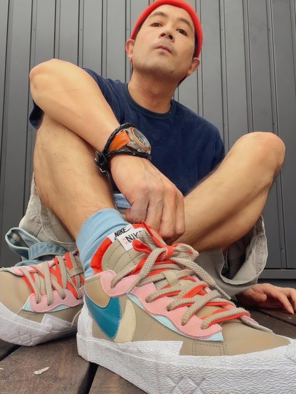 ブルー系のTシャツ/カットソー、ブルー系のトートバッグ、グレー系のカーゴパンツを着用したメンズの夏コーディネートの5枚目の写真