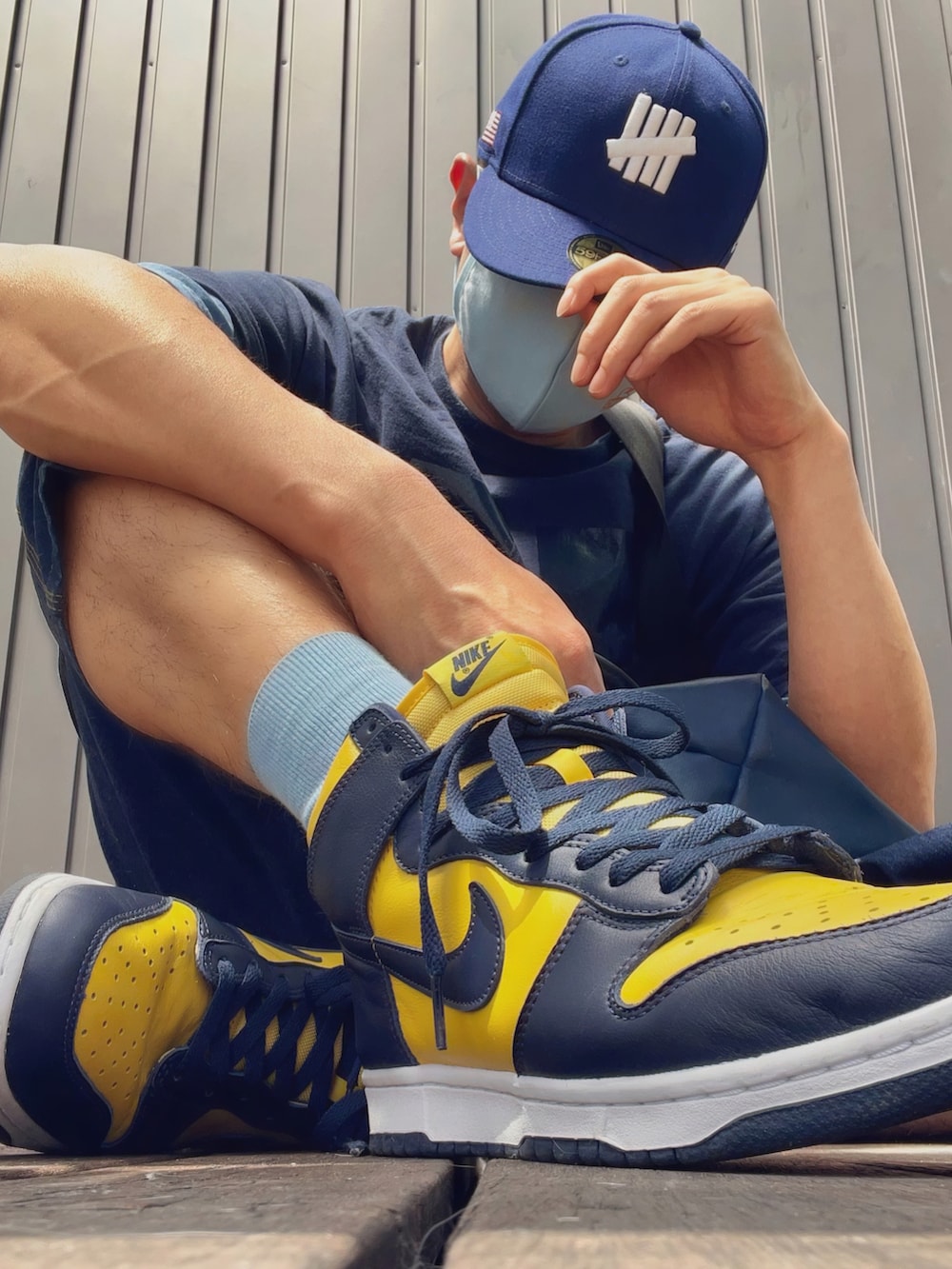 ブルー系のTシャツ/カットソー、ブルー系のTシャツ/カットソー、イエロー系のタンクトップを着用したメンズの春コーディネートの5枚目の写真