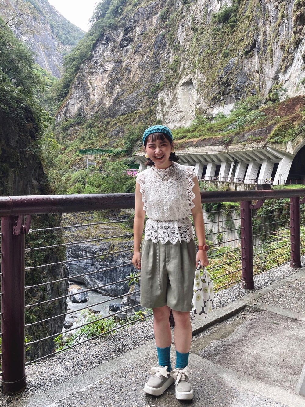 ホワイト系のその他トップス、グレー系のシューズ、グリーン系のカーゴパンツを着用したレディースの秋コーディネートの2枚目の写真