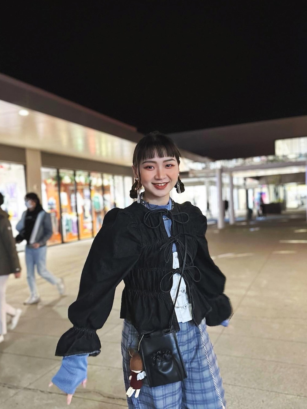 ブラック系のシャツ/ブラウス、ブルー系のTシャツ/カットソー、ホワイト系のドレスシューズを着用したレディースの冬コーディネートの2枚目の写真