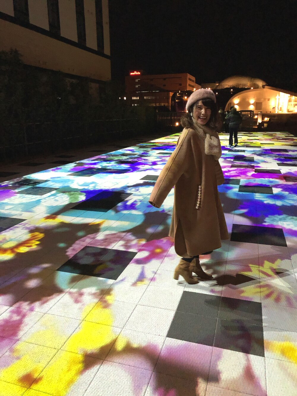 「大人カジュアル、きれいめカジュアル、大人女子、低身長、ベージュ、ベージュコート、デート、冬コーデ、プロジェクションマッピング」｜「trefleplusのアイテム（ノーカラーコート、ベージュ系）」を使った、mocoさん（レディース・154cm）の春コーディネートの2枚目の写真