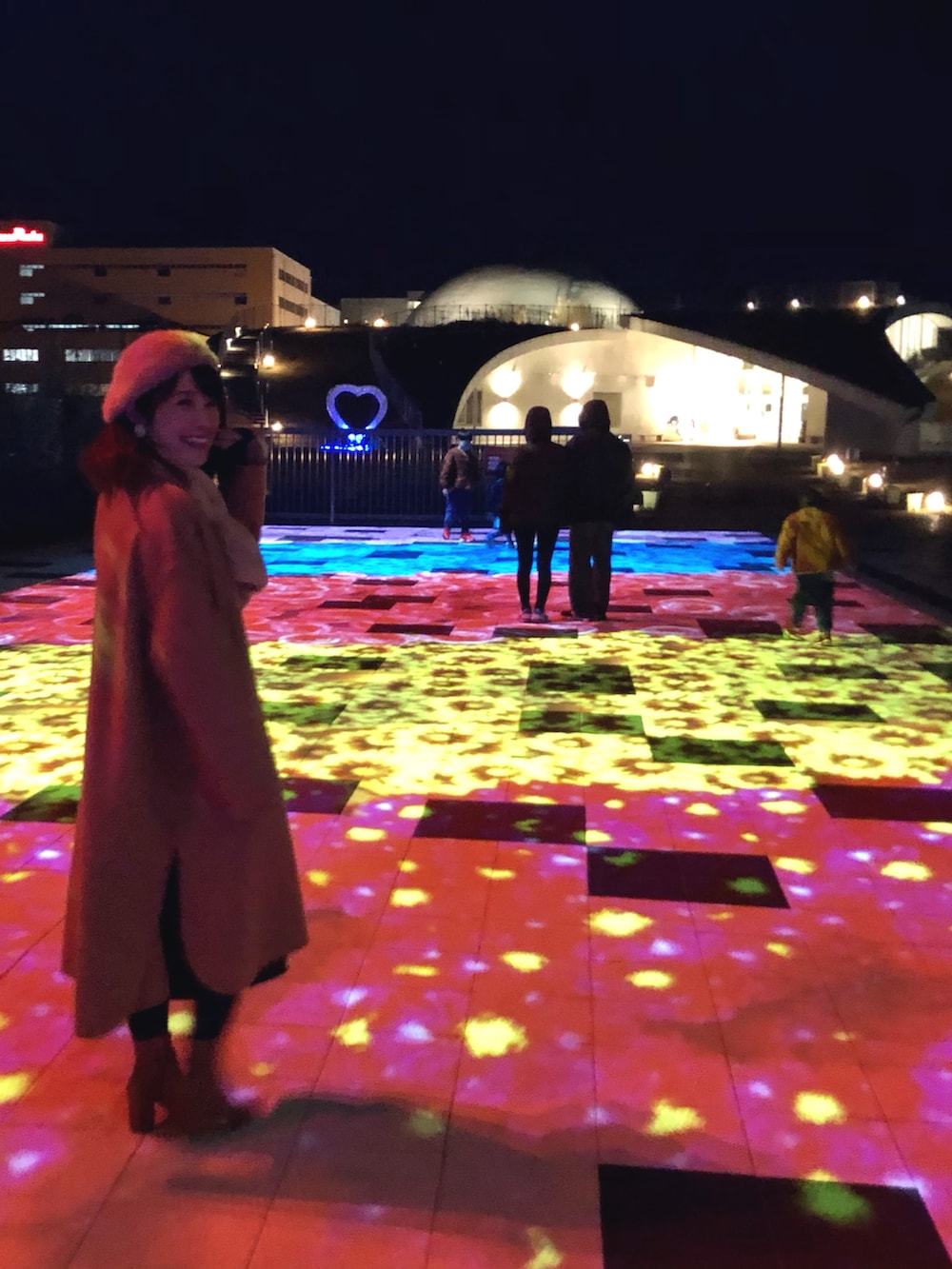 「大人カジュアル、きれいめカジュアル、大人女子、低身長、ベージュ、ベージュコート、デート、冬コーデ、プロジェクションマッピング」｜「trefleplusのアイテム（ノーカラーコート、ベージュ系）」を使った、mocoさん（レディース・154cm）の春コーディネートの4枚目の写真