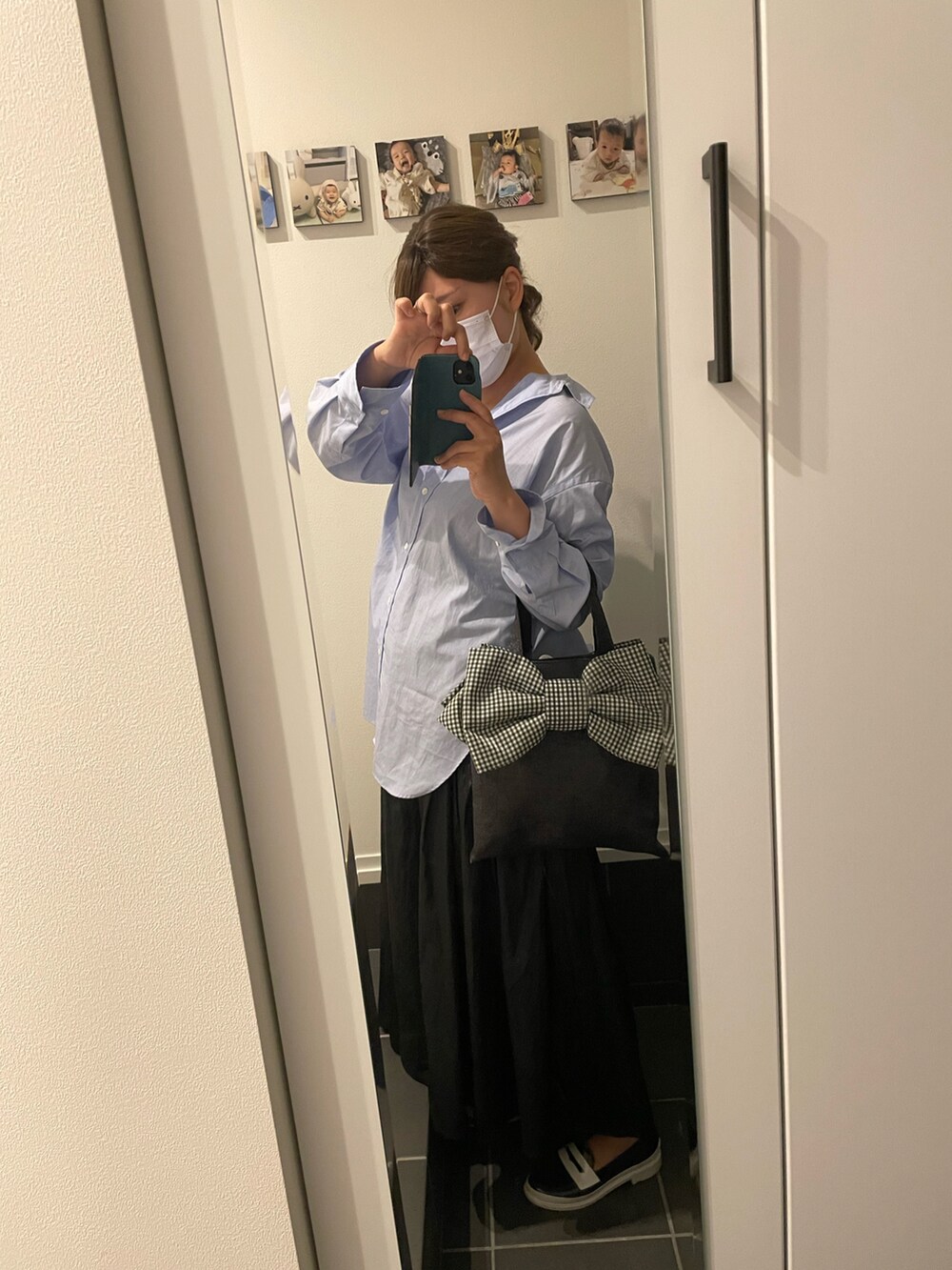 ブルー系のシャツ/ブラウス、ブラック系のワンピース、ブラック系のハンドバッグを着用したレディースの春コーディネートの2枚目の写真