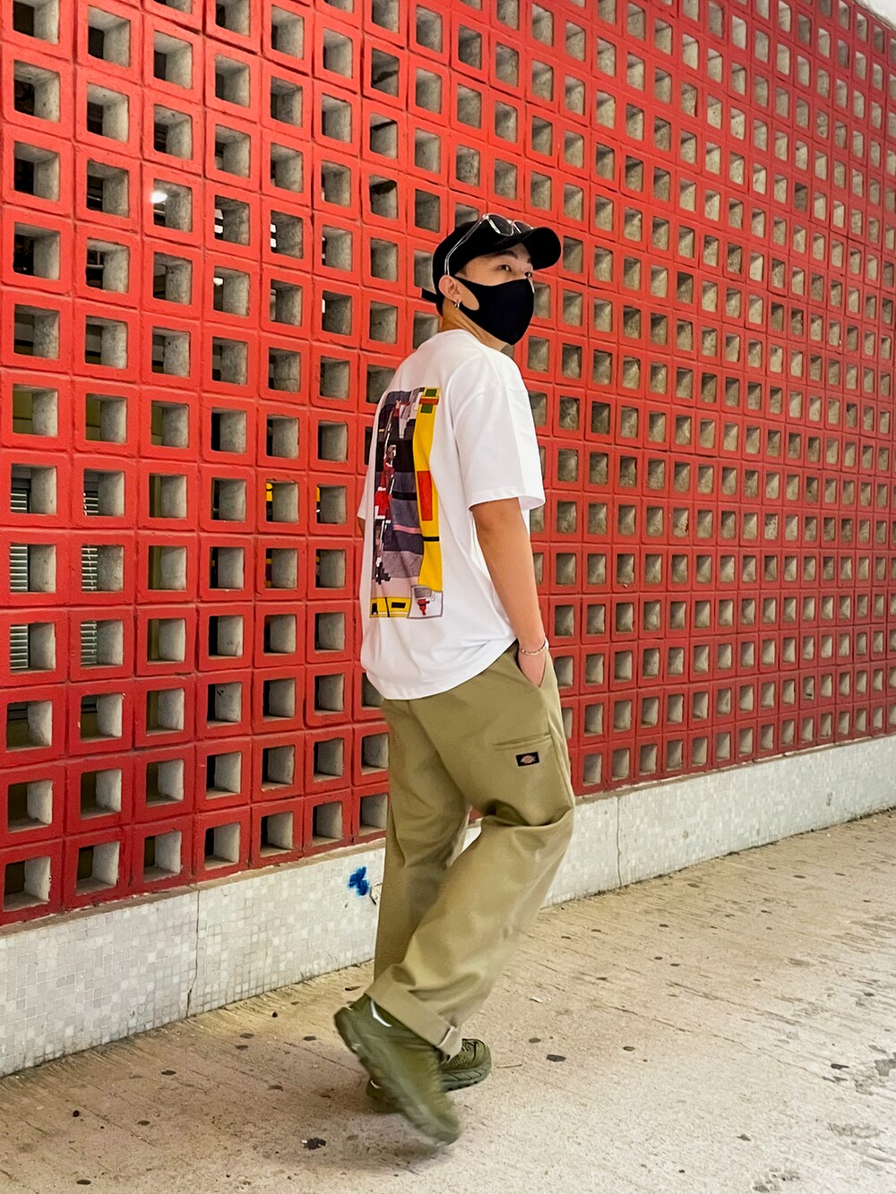 その他のパンツ、グリーン系のシューズ、ホワイト系のTシャツ/カットソーを着用したメンズの春コーディネートの2枚目の写真