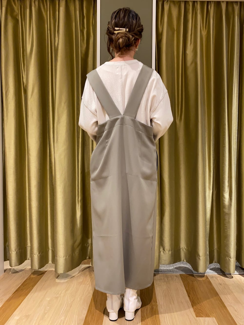 ホワイト系のTシャツ/カットソー、ブラック系のトートバッグ、グリーン系のワンピースを着用したレディースの春コーディネートの3枚目の写真