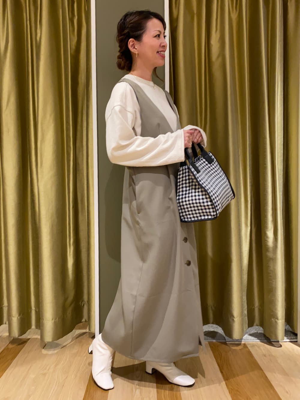 ホワイト系のTシャツ/カットソー、ブラック系のトートバッグ、グリーン系のワンピースを着用したレディースの春コーディネートの2枚目の写真