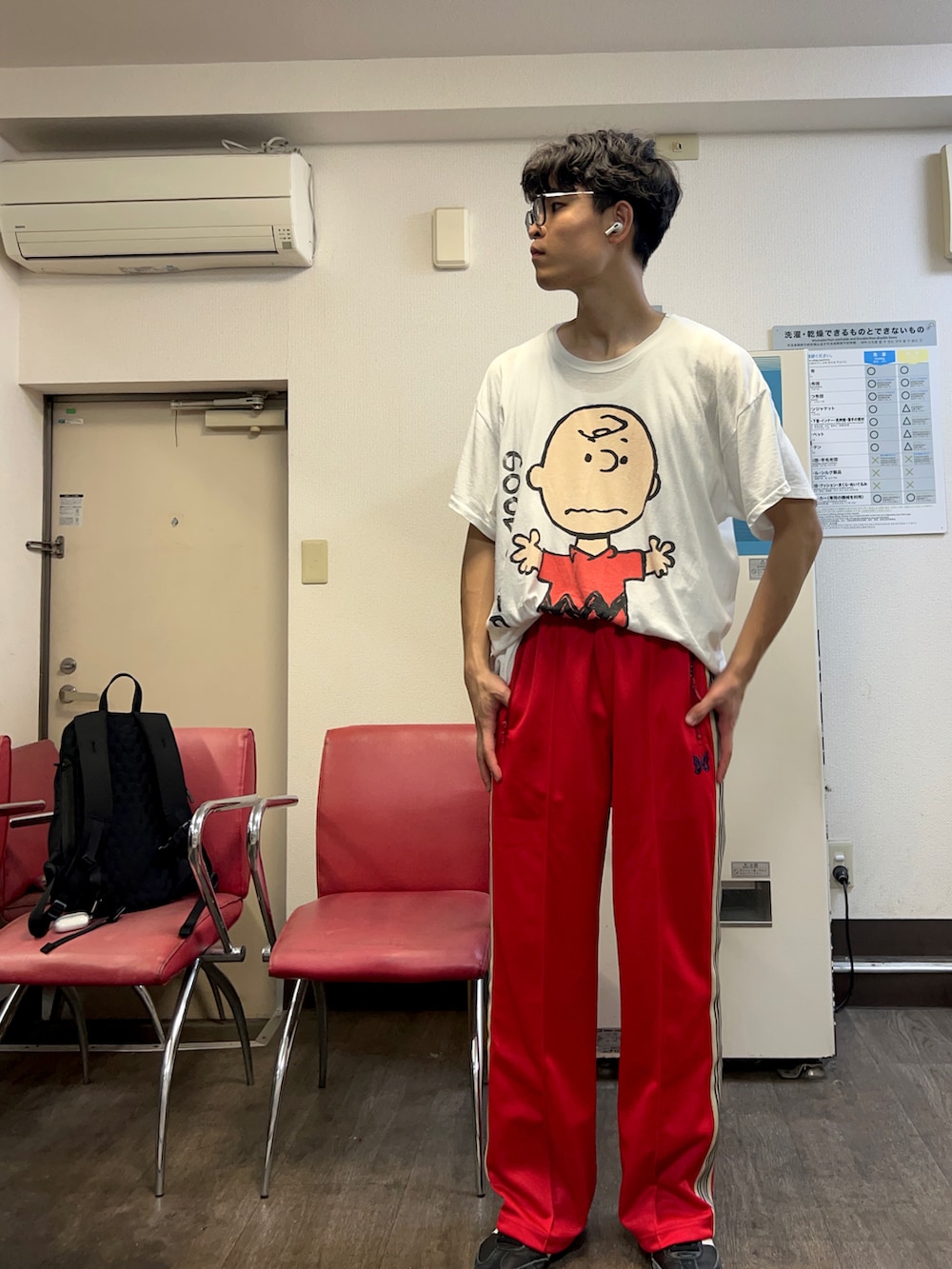「古着MIX、古着、古着コーデ、スヌーピー、Tシャツ、ラフ、ラフコーデ、シンプルコーデ、大人コーデ、古着男子、タックイン、NEEDLES、トラックパンツ、おしゃれさんと繋がりたい、オーバーサイズ」｜「SNOOPYのアイテム（Tシャツ/カットソー、その他）」を使った、Yuta さん（メンズ・181cm）の夏コーディネートの2枚目の写真