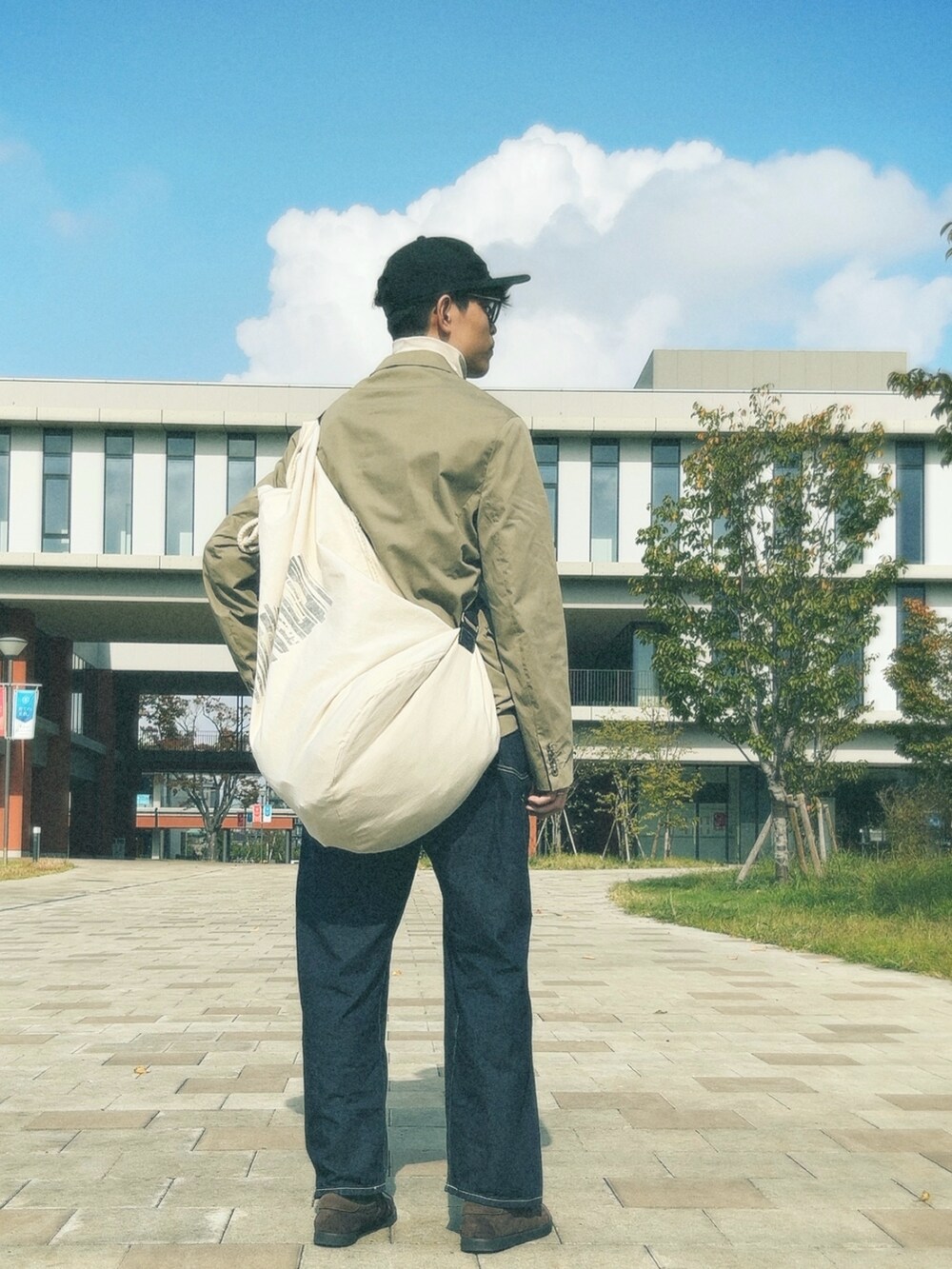 「ファッションを楽しもう、大人カジュアル、秋のコーデ、休日コーデ、オーバーサイズ、秋服コーデ、きれいめカジュアル、カジュアル、お出かけコーデ、古着コーデ、古着、古着MIX、カジュアルコーデ、おしゃれさんと繋がりたい、adidas」｜「Leeのアイテム（サロペット/オーバーオール、ブルー系）」を使った、Yuta さん（メンズ・181cm）の秋コーディネートの2枚目の写真