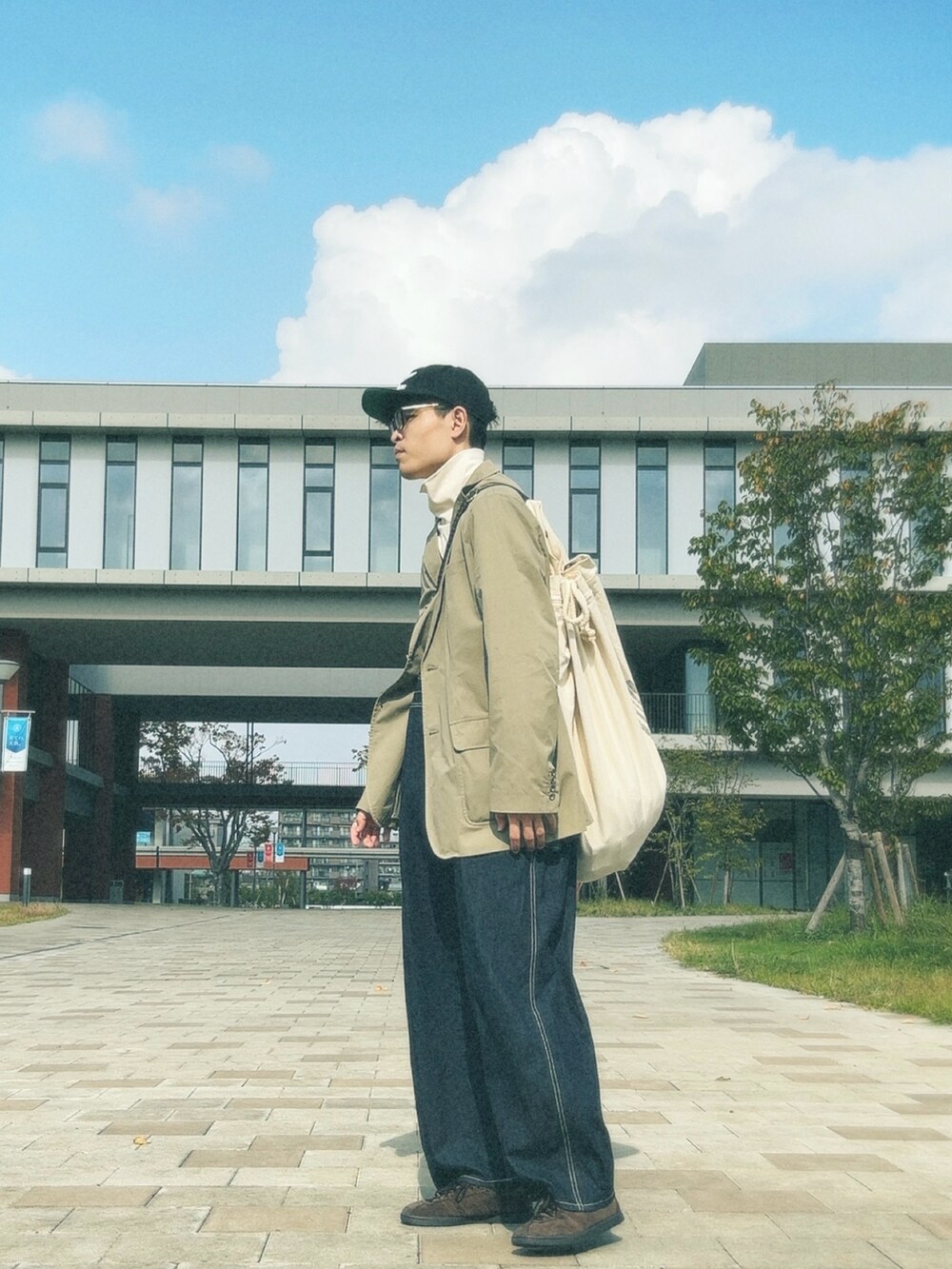 「ファッションを楽しもう、大人カジュアル、秋のコーデ、休日コーデ、オーバーサイズ、秋服コーデ、きれいめカジュアル、カジュアル、お出かけコーデ、古着コーデ、古着、古着MIX、カジュアルコーデ、おしゃれさんと繋がりたい、adidas」｜「Leeのアイテム（サロペット/オーバーオール、ブルー系）」を使った、Yuta さん（メンズ・181cm）の秋コーディネートの3枚目の写真