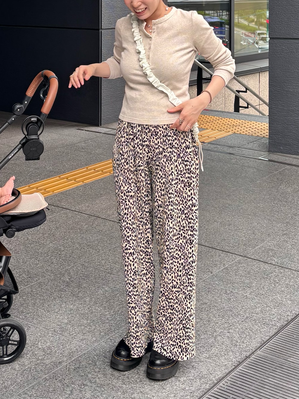 ベージュ系のTシャツ/カットソー、ブラウン系のスウェットパンツ、ブラック系のブーツを着用したレディースの秋コーディネートの2枚目の写真