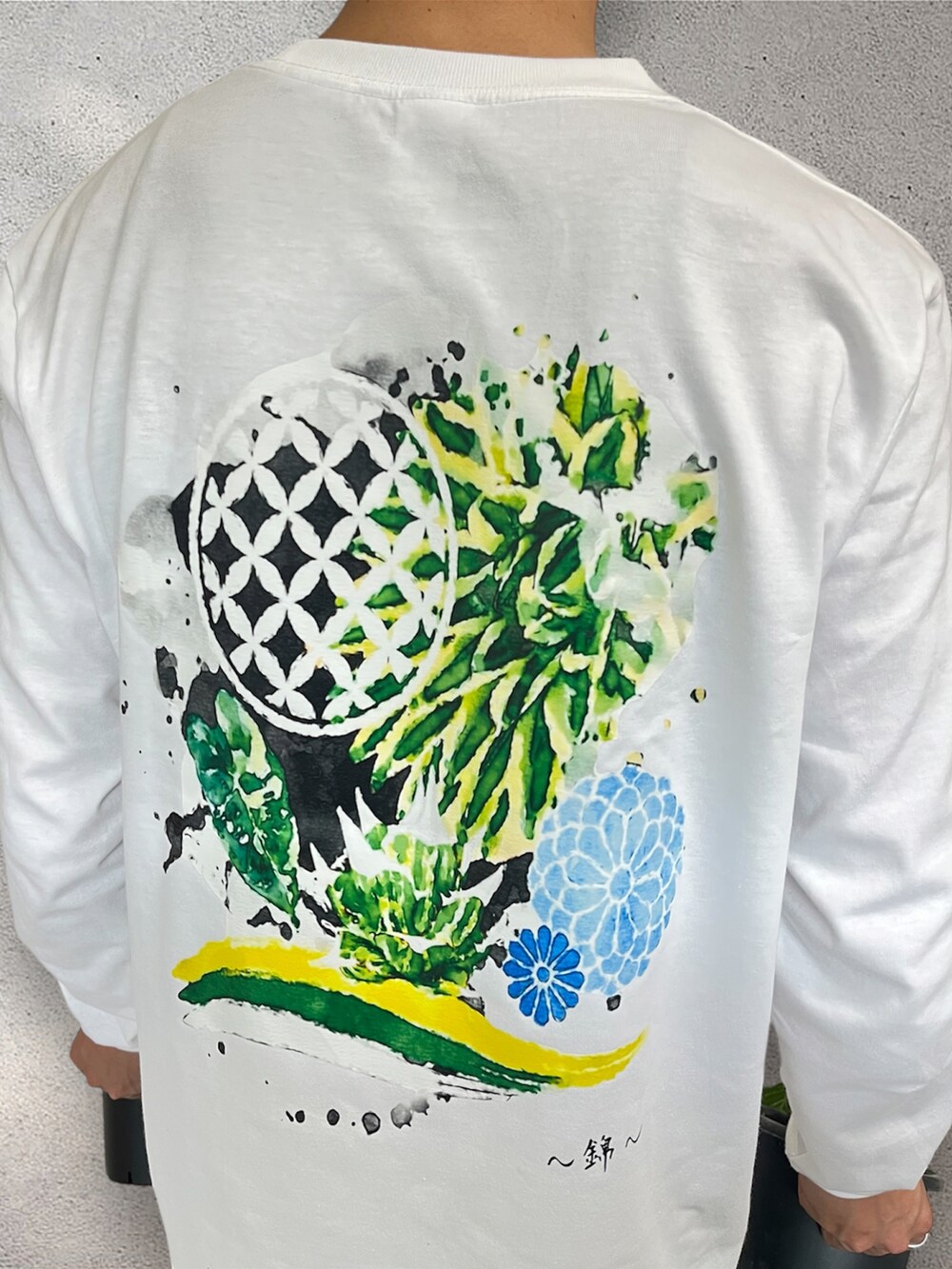 ホワイト系のトップスを着用したメンズの冬コーディネートの4枚目の写真