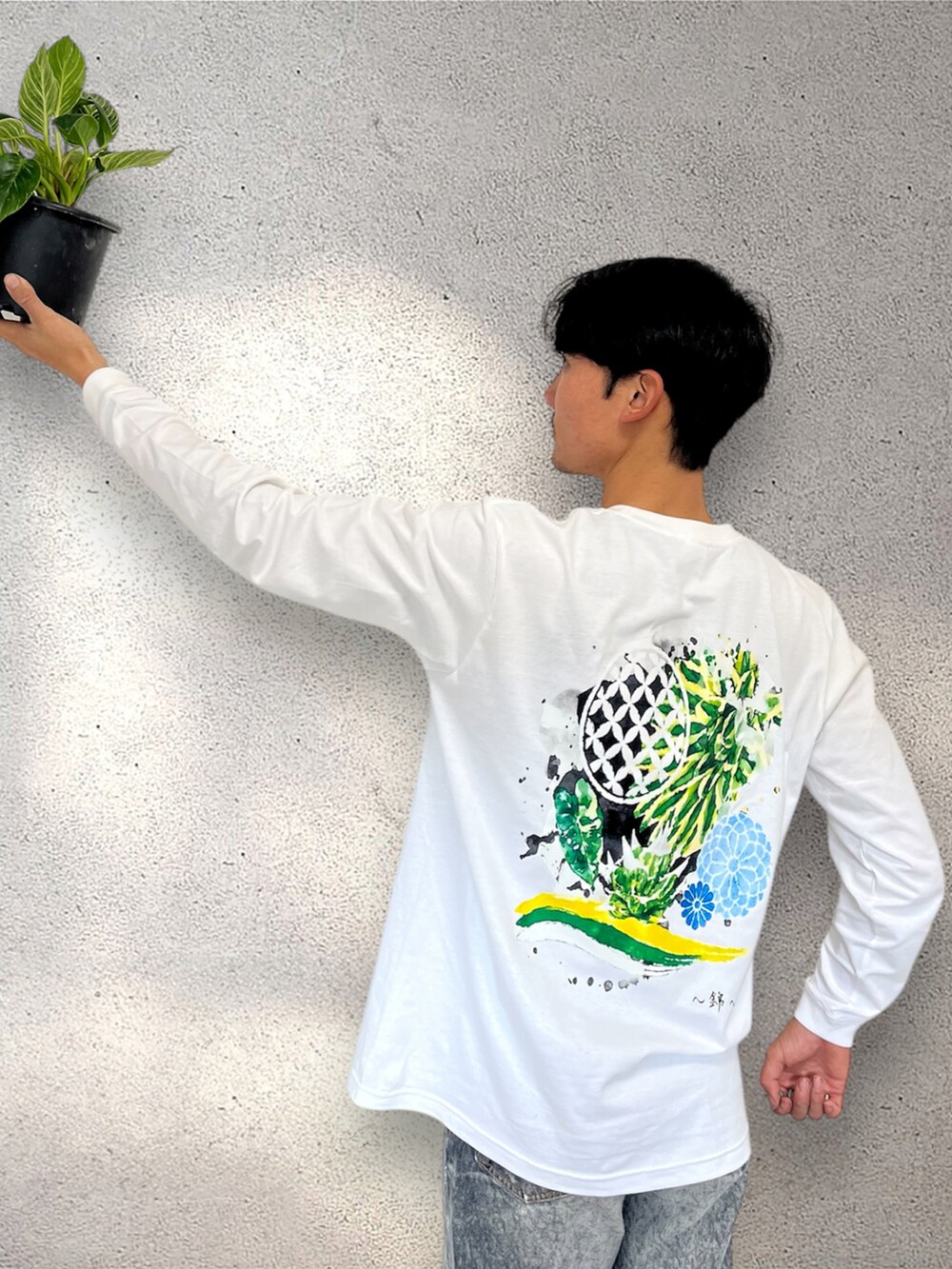 ホワイト系のトップスを着用したメンズの冬コーディネートの2枚目の写真