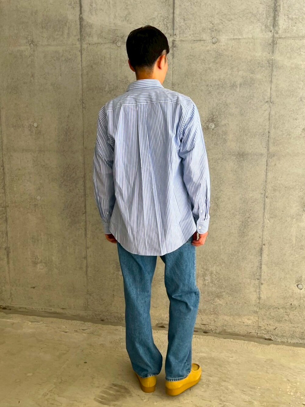 ブルー系のシャツ/ブラウス、ブルー系のデニムパンツ、ベージュ系のモカシン/デッキシューズを着用したメンズの春コーディネートの3枚目の写真