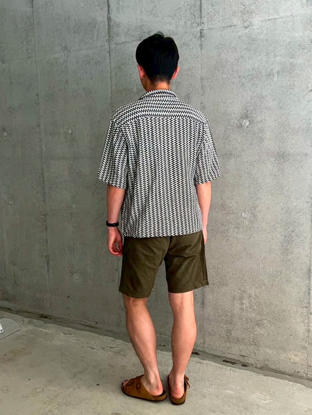 グリーン系のその他パンツ、ブラウン系のサンダル、ホワイト系のシャツ/ブラウスを着用したメンズの夏コーディネートの3枚目の写真