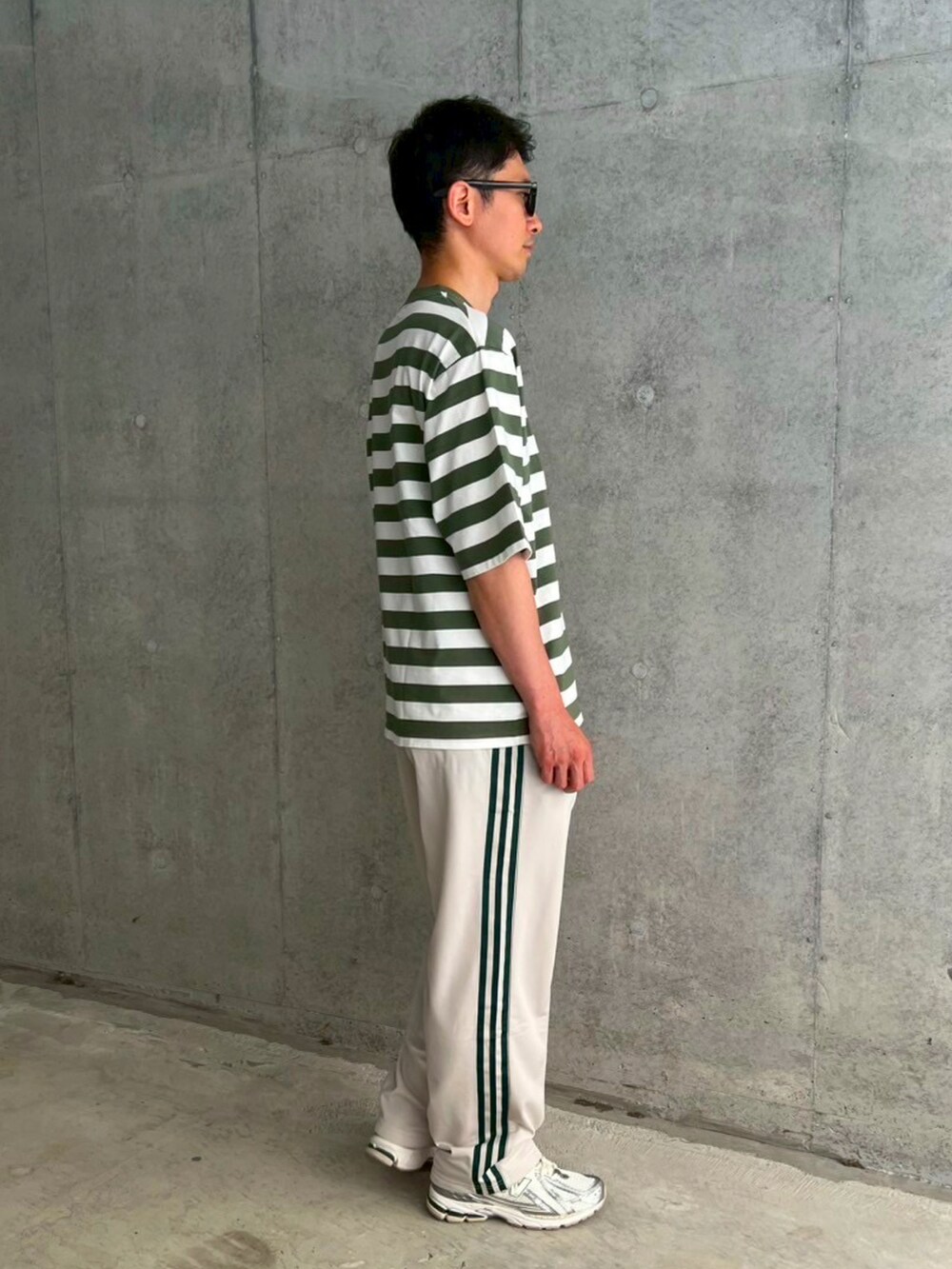その他のTシャツ/カットソー、ホワイト系のその他パンツ、シルバー系のスニーカーを着用したメンズの夏コーディネートの2枚目の写真