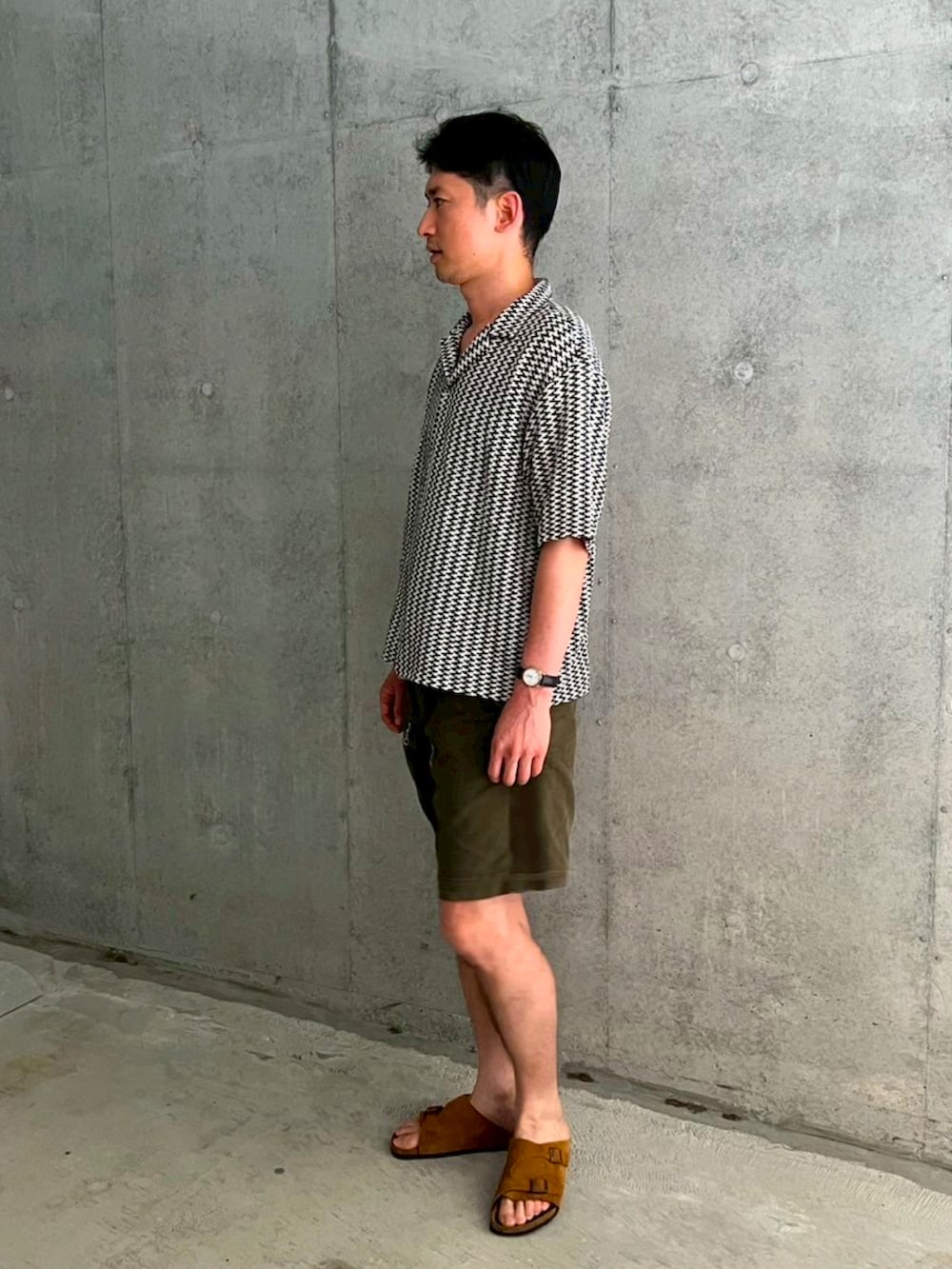 グリーン系のその他パンツ、ブラウン系のサンダル、ホワイト系のシャツ/ブラウスを着用したメンズの夏コーディネートの2枚目の写真