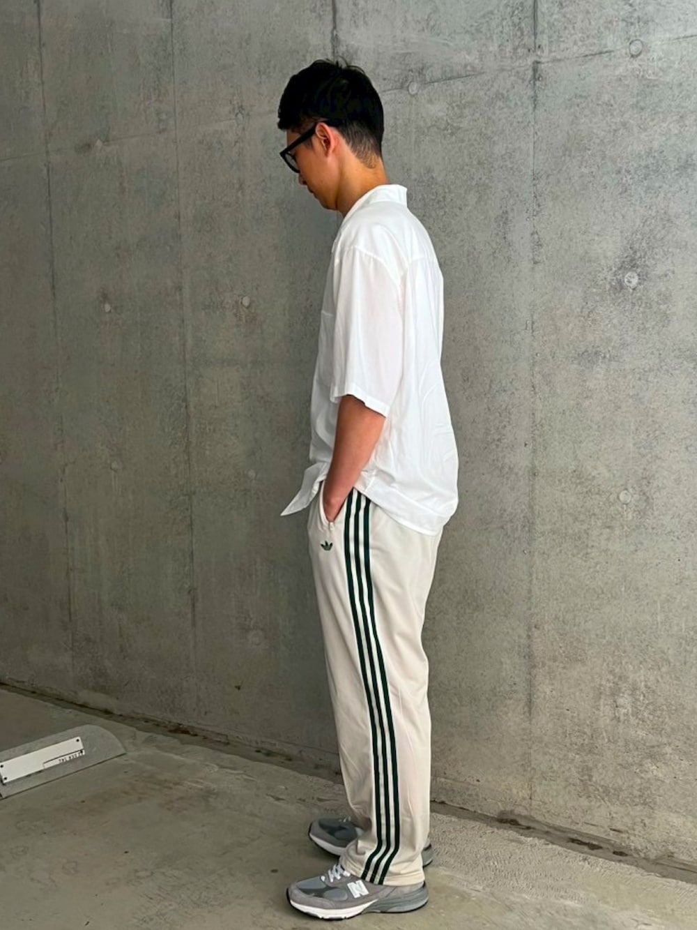ホワイト系のシャツ/ブラウス、ホワイト系のその他パンツ、グレー系のスニーカーを着用したメンズの秋コーディネートの3枚目の写真