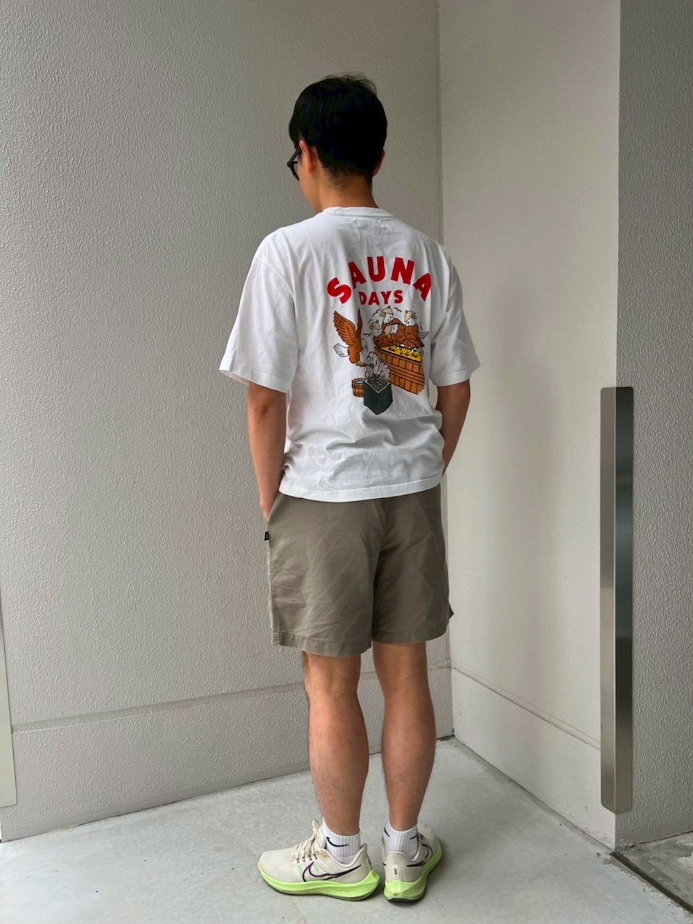ホワイト系のTシャツ/カットソー、グレー系のその他パンツ、ホワイト系のスニーカーを着用したメンズの夏コーディネートの2枚目の写真