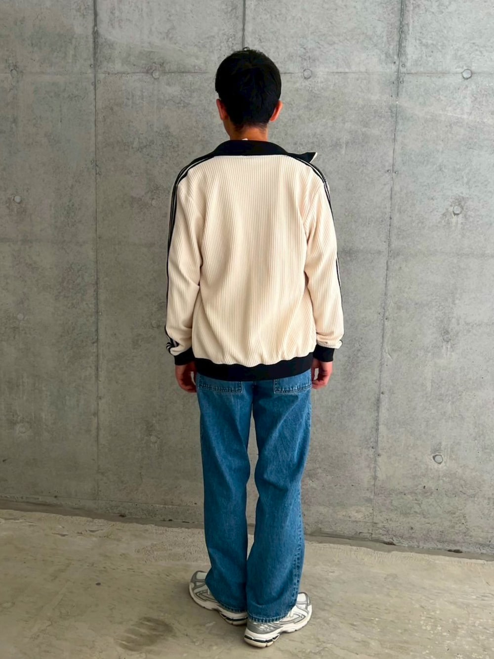 ホワイト系のジャージ、ホワイト系のTシャツ/カットソー、ブルー系のデニムパンツを着用したメンズの春コーディネートの3枚目の写真