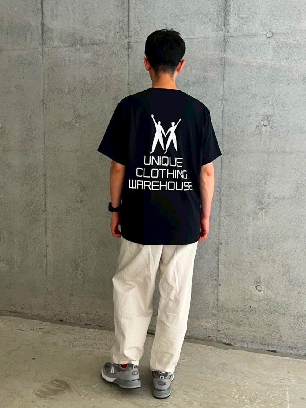 ブラック系のTシャツ/カットソー、ホワイト系のデニムパンツ、グレー系のスニーカーを着用したメンズの夏コーディネートの3枚目の写真