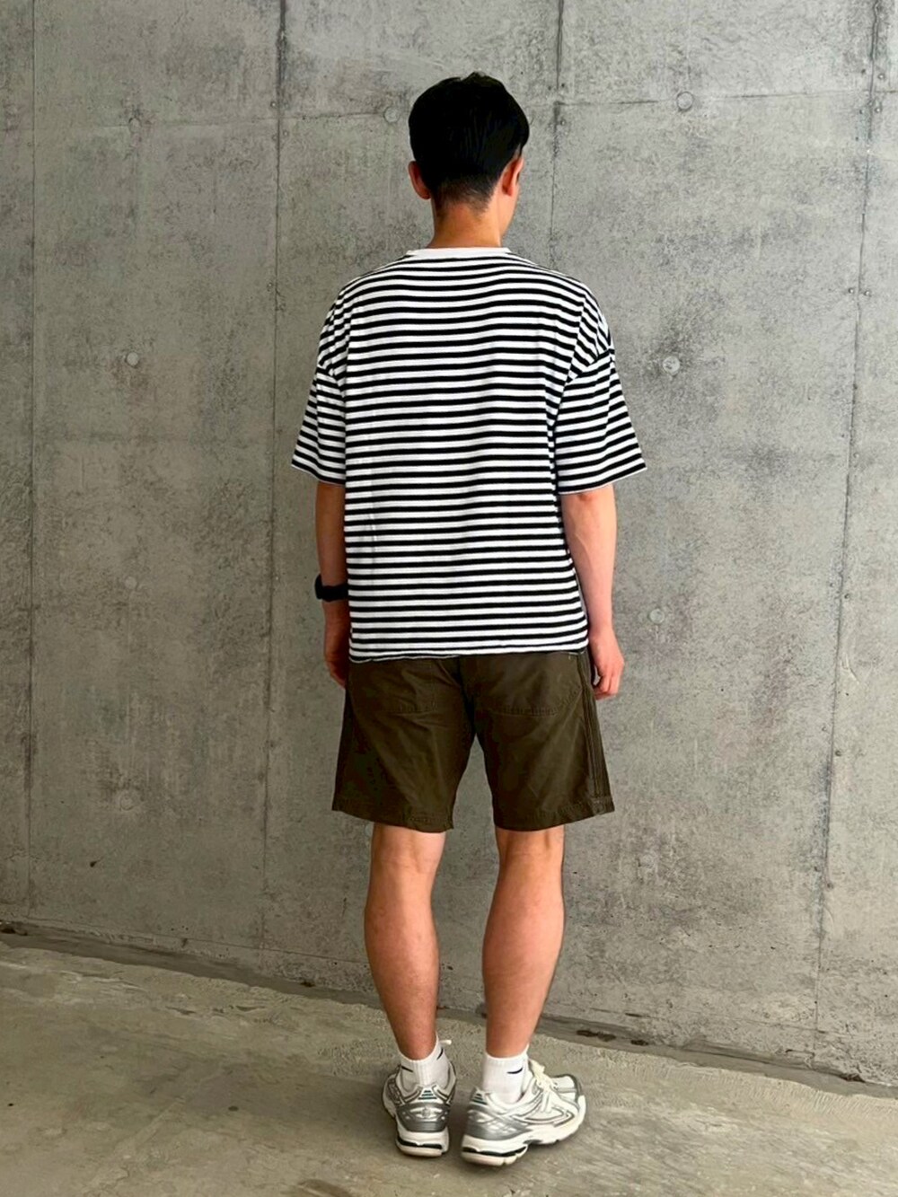 その他のTシャツ/カットソー、グリーン系のその他パンツ、シルバー系のスニーカーを着用したメンズの夏コーディネートの2枚目の写真