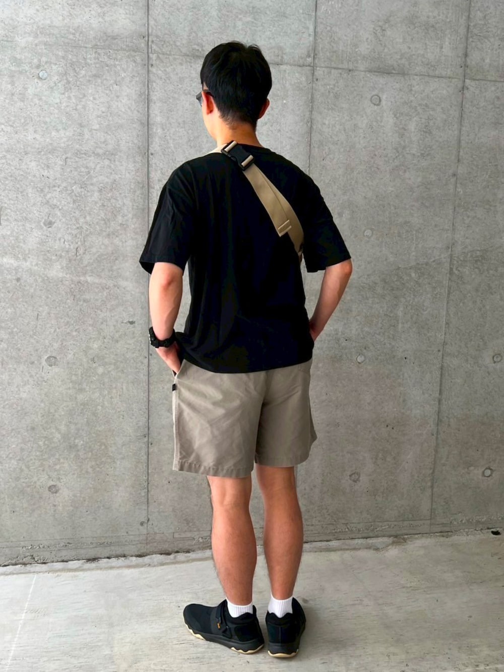 ブラック系のTシャツ/カットソー、グレー系のその他パンツ、その他のボディバッグ/ウエストポーチを着用したメンズの夏コーディネートの3枚目の写真