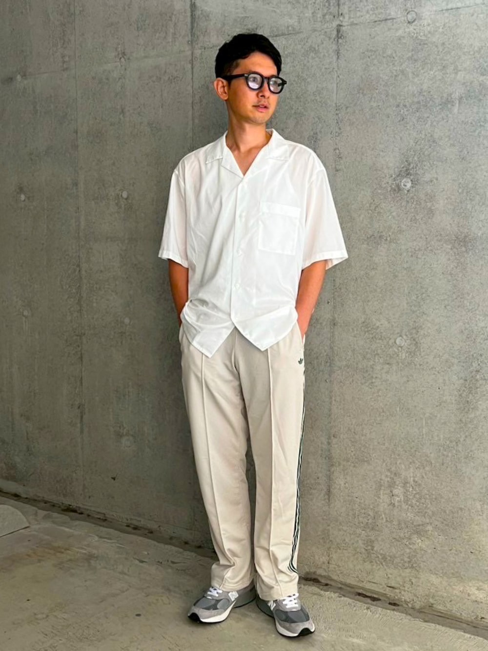 ホワイト系のシャツ/ブラウス、ホワイト系のその他パンツ、グレー系のスニーカーを着用したメンズの秋コーディネートの2枚目の写真
