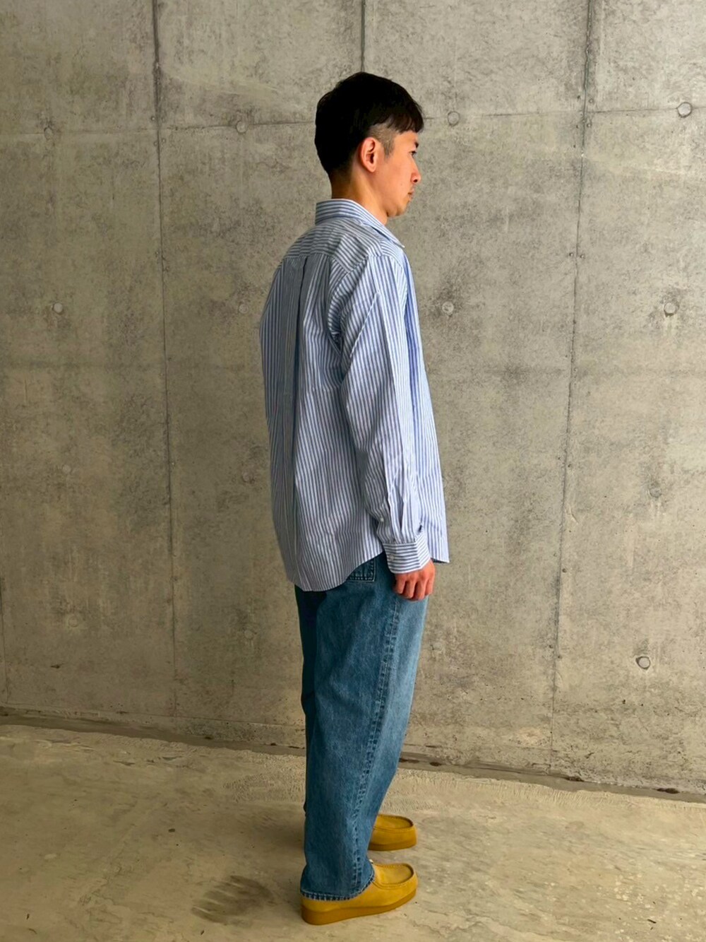 ブルー系のシャツ/ブラウス、ブルー系のデニムパンツ、ベージュ系のモカシン/デッキシューズを着用したメンズの春コーディネートの2枚目の写真