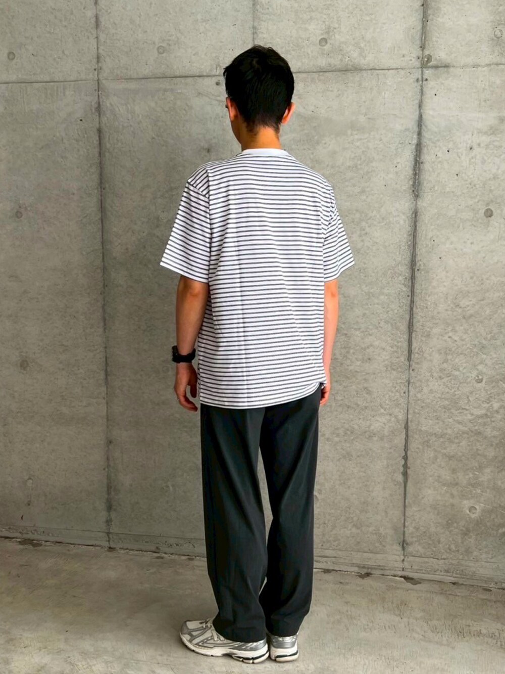 その他のTシャツ/カットソー、グレー系のスラックス、シルバー系のスニーカーを着用したメンズの夏コーディネートの3枚目の写真
