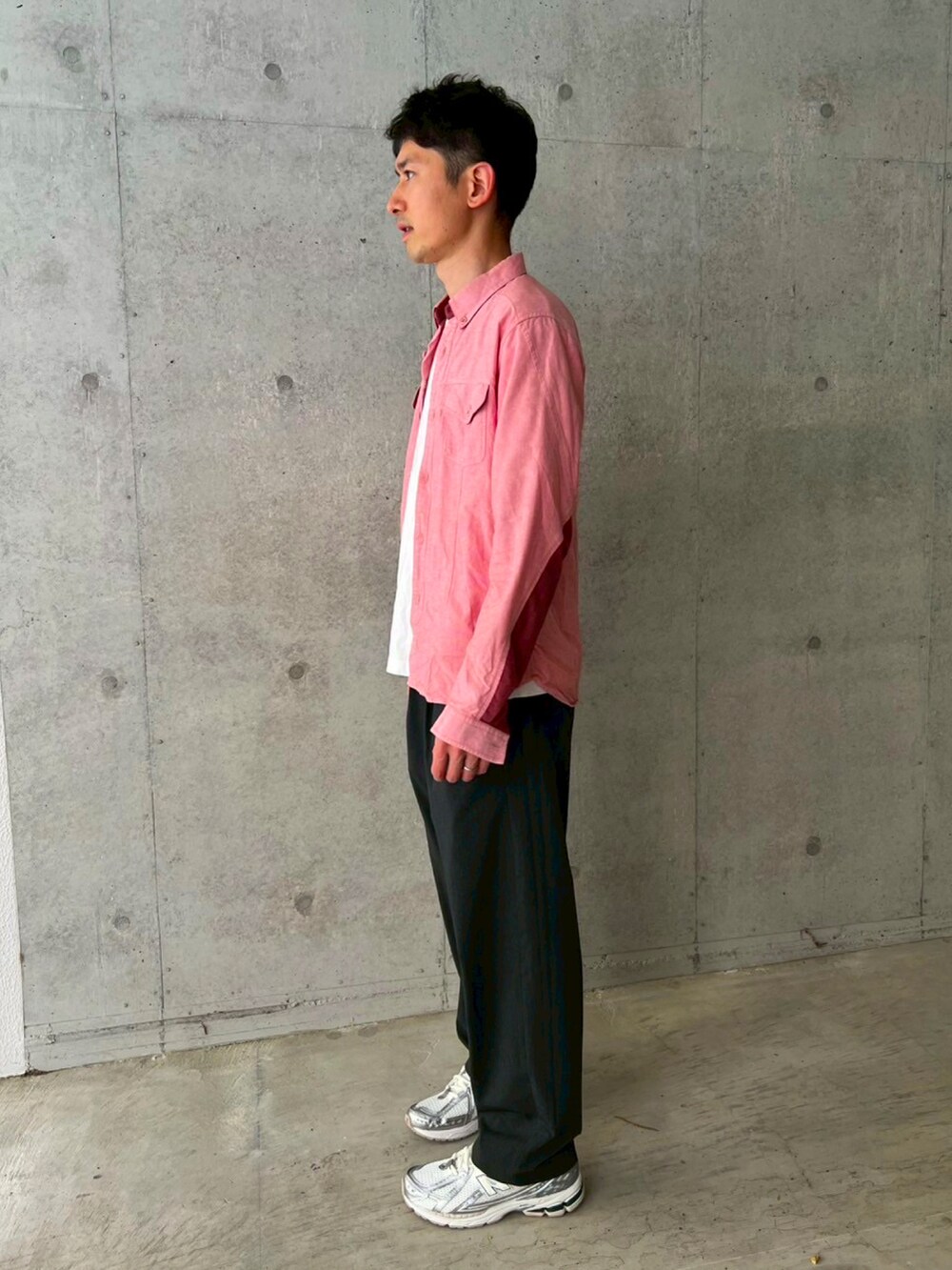 ピンク系のシャツ/ブラウス、ホワイト系のTシャツ/カットソー、グレー系のスラックスを着用したメンズの春コーディネートの2枚目の写真