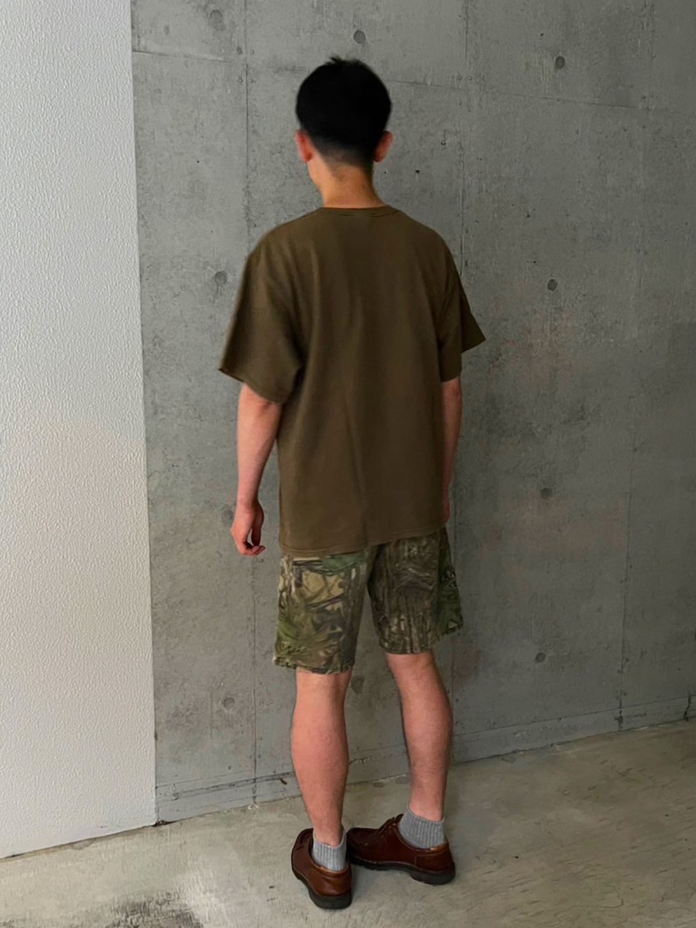 グリーン系のTシャツ/カットソー、その他のその他パンツ、ブラウン系のモカシン/デッキシューズを着用したメンズの夏コーディネートの3枚目の写真