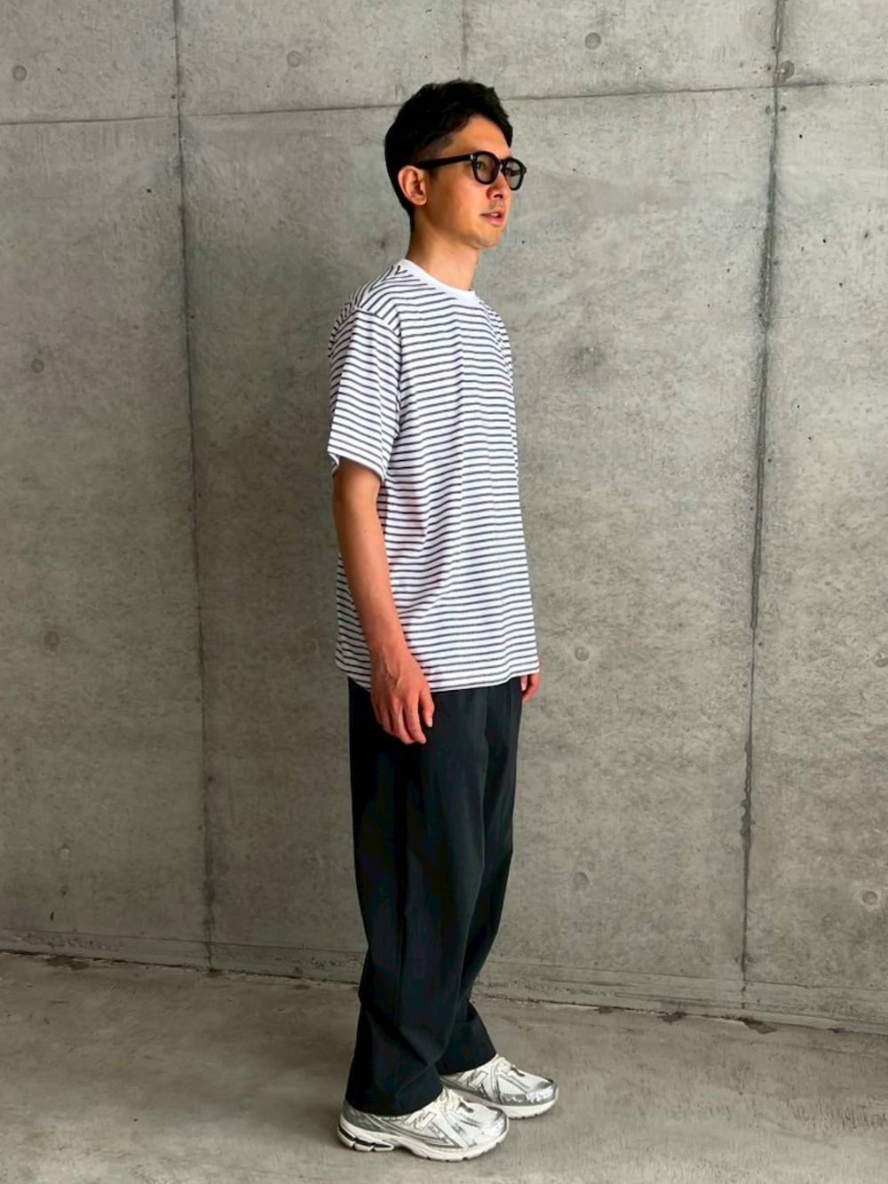 その他のTシャツ/カットソー、グレー系のスラックス、シルバー系のスニーカーを着用したメンズの夏コーディネートの2枚目の写真
