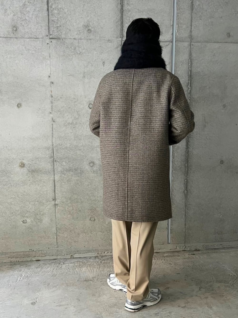 ベージュ系のステンカラーコート、ベージュ系のチノパンツ、シルバー系のスニーカーを着用したメンズの冬コーディネートの2枚目の写真