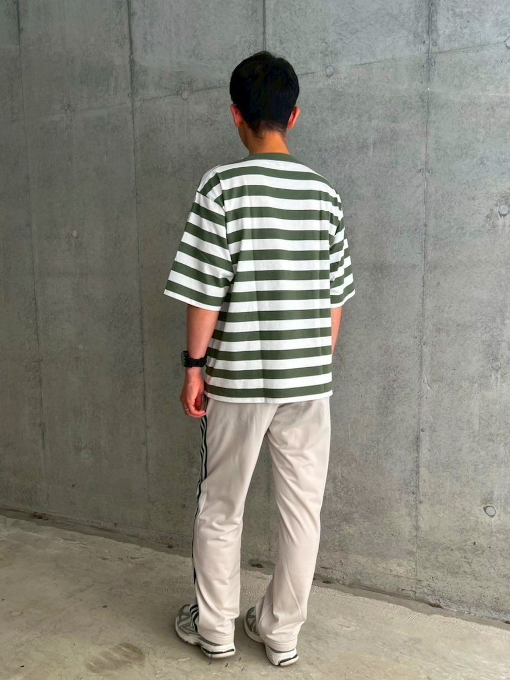 その他のTシャツ/カットソー、ホワイト系のその他パンツ、シルバー系のスニーカーを着用したメンズの夏コーディネートの3枚目の写真