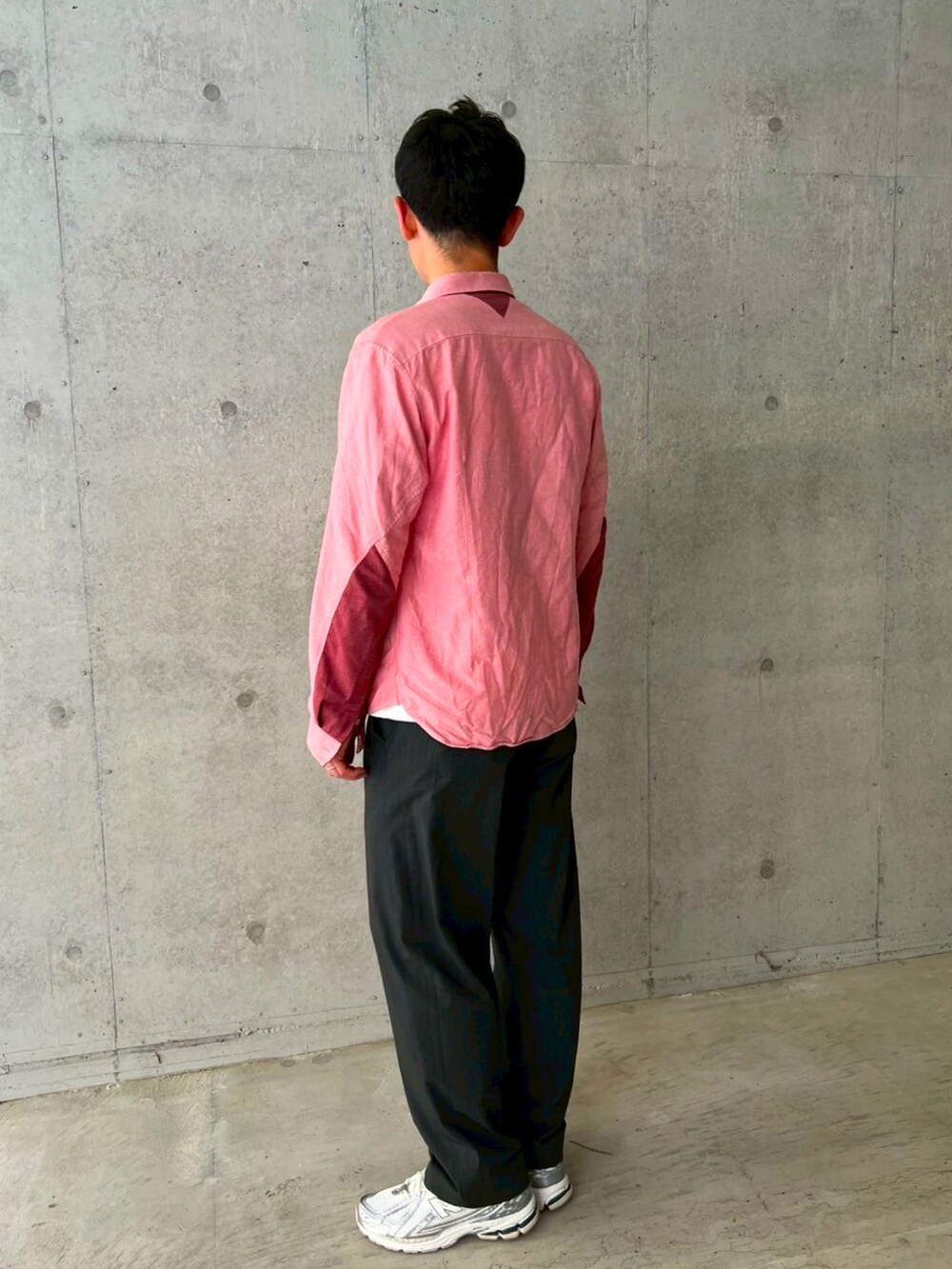 ピンク系のシャツ/ブラウス、ホワイト系のTシャツ/カットソー、グレー系のスラックスを着用したメンズの春コーディネートの3枚目の写真