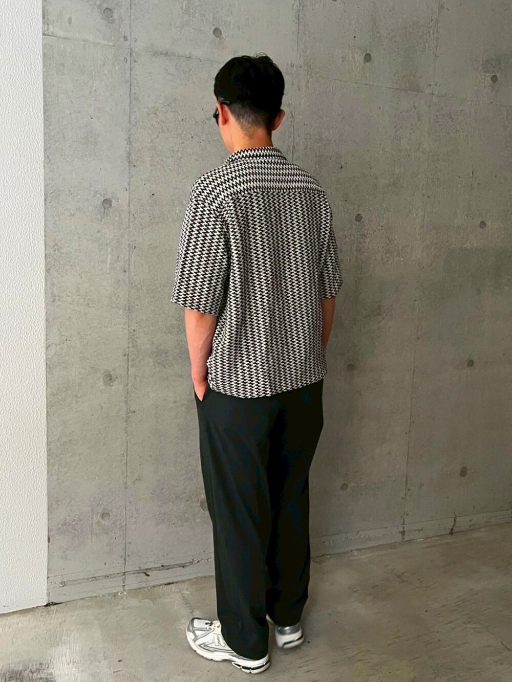 ホワイト系のシャツ/ブラウス、グレー系のスラックス、シルバー系のスニーカーを着用したメンズの夏コーディネートの3枚目の写真
