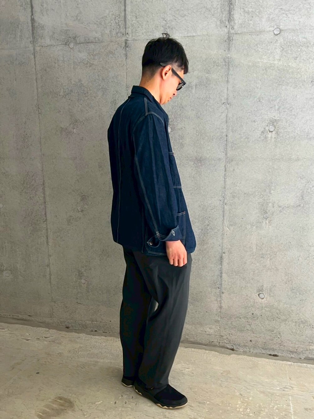 ブルー系のカバーオール、ホワイト系のTシャツ/カットソー、グレー系のスラックスを着用したメンズの夏コーディネートの2枚目の写真