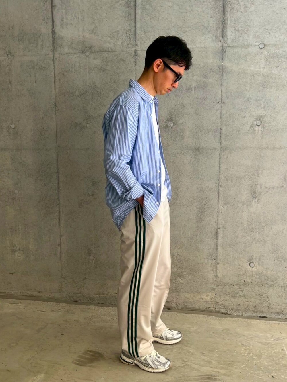 ブルー系のシャツ/ブラウス、ホワイト系のTシャツ/カットソー、シルバー系のスニーカーを着用したメンズの春コーディネートの2枚目の写真
