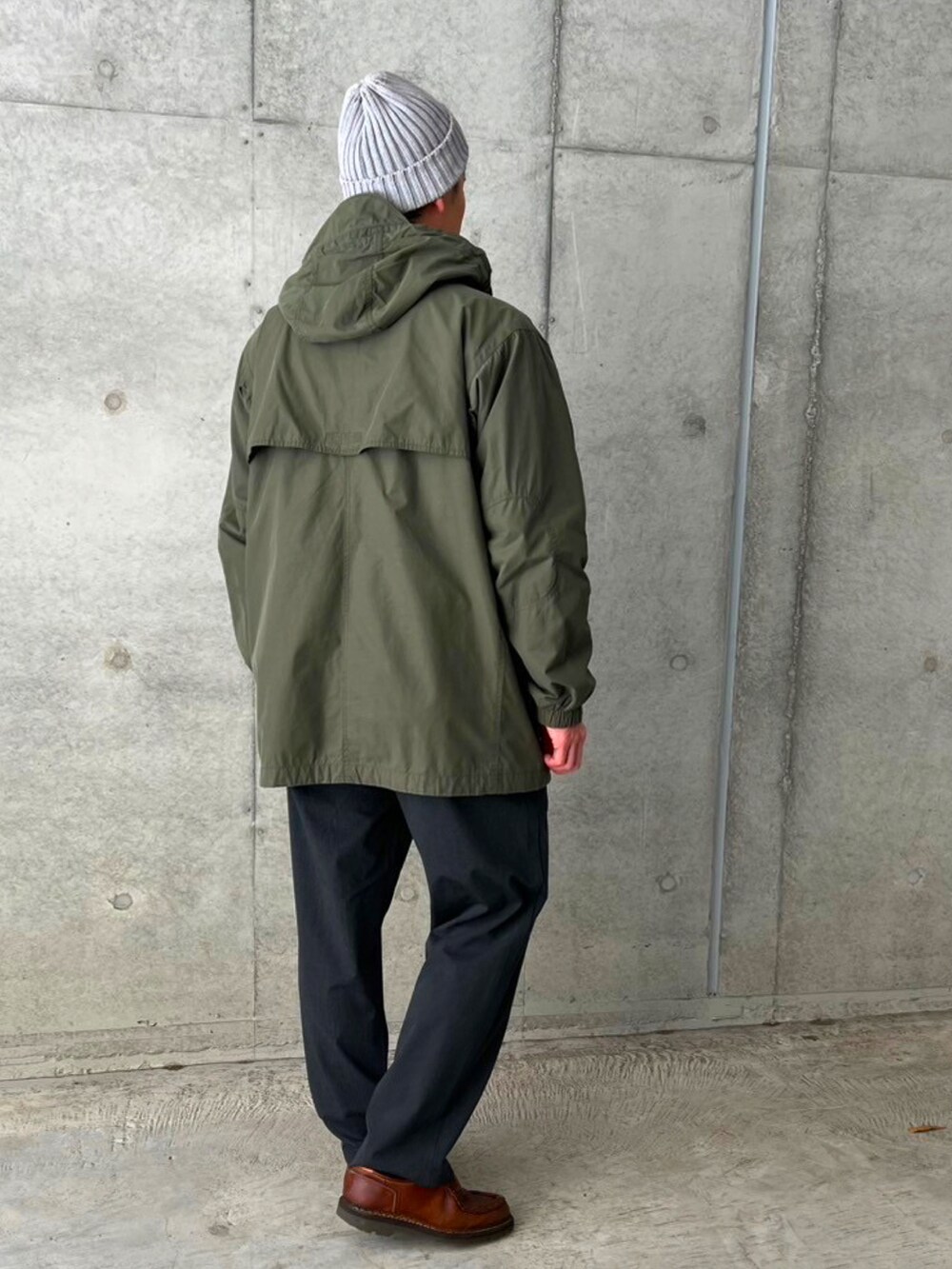 グリーン系のジャケット/アウター、ブラック系のブルゾン、グレー系のスラックスを着用したメンズの冬コーディネートの3枚目の写真