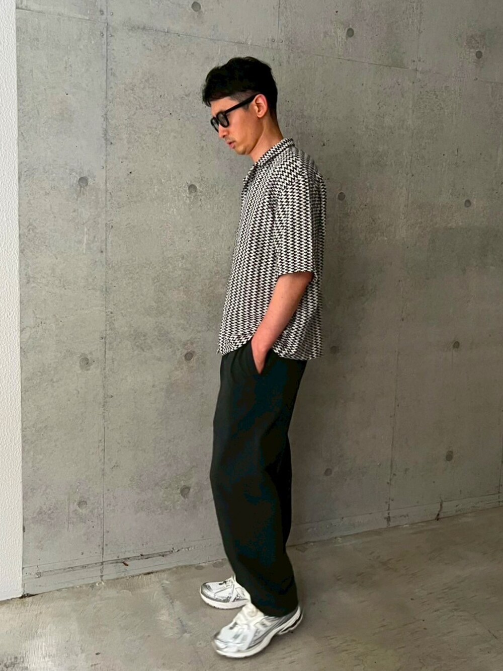 ホワイト系のシャツ/ブラウス、グレー系のスラックス、シルバー系のスニーカーを着用したメンズの夏コーディネートの2枚目の写真