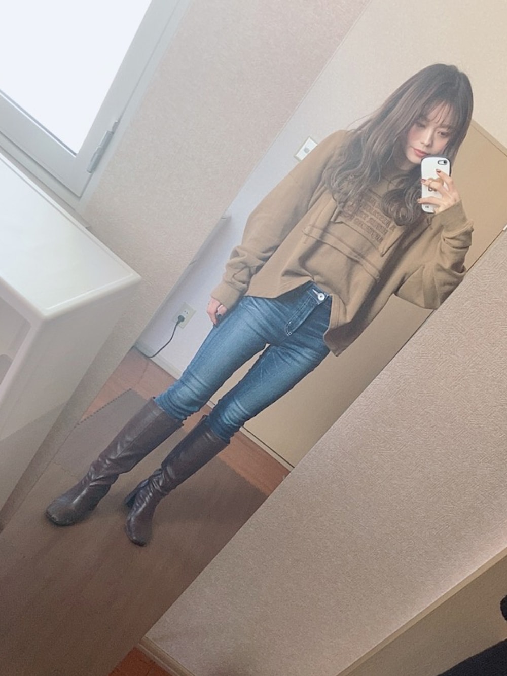 「GYDA、GYDAデニム、ムルーア(MURUA)、murua、スキニーデニム、パンツコーデ、スキニーパンツ、スキニー、カジュアルコーデ」｜「GYDAのM/W SHAPELYスキニーデニムパンツ（デニムパンツ、ブルー系）」を使った、みほたろさん（レディース・160cm）の冬コーディネートの2枚目の写真