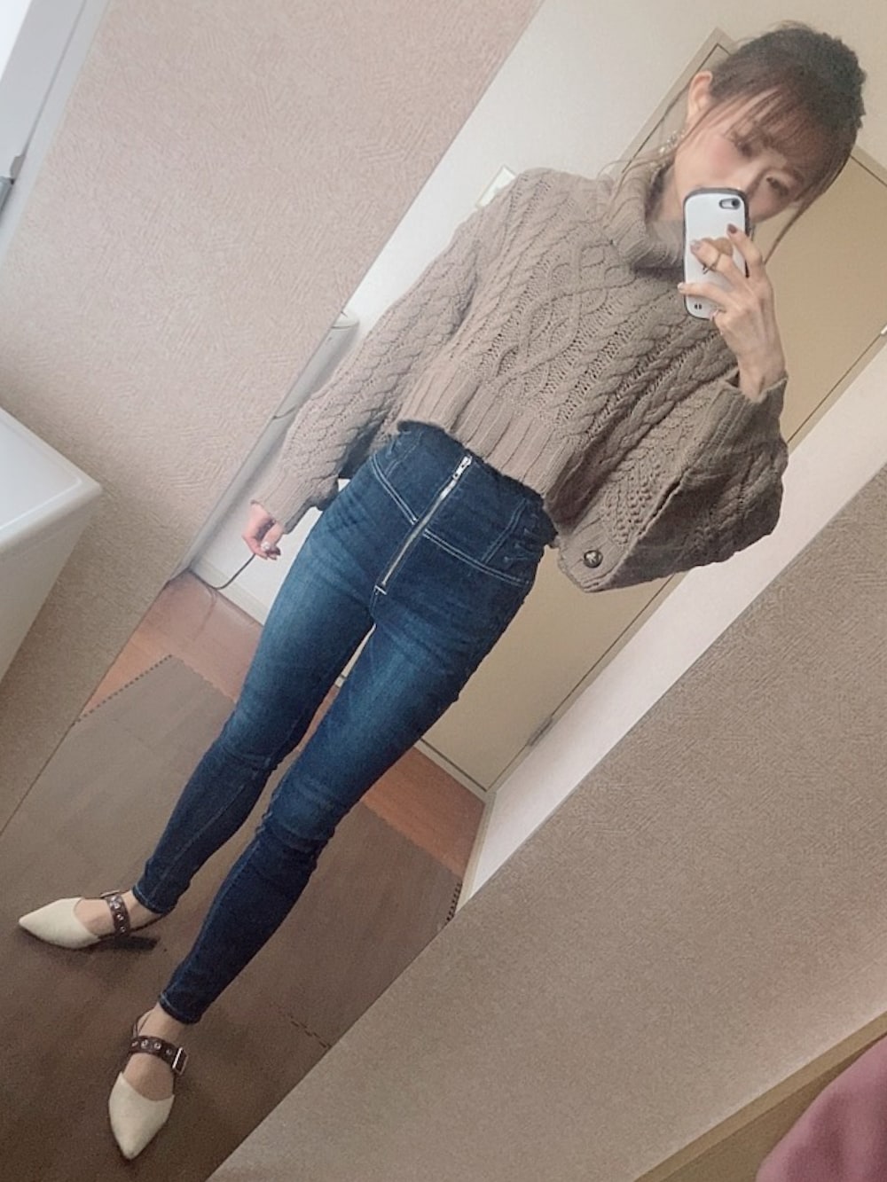 「GYDA、GYDAコーデ、GYDAデニム、ライダース、ライダースジャケット、デニム、デニムパンツ、スキニー、スキニーデニム」｜「GYDAのH/W ZIPサイドレースアップスキニーデニムパンツ（デニムパンツ、ブルー系）」を使った、みほたろさん（レディース・160cm）の冬コーディネートの2枚目の写真