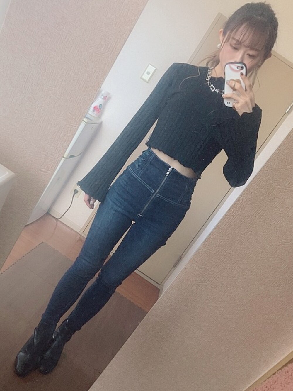 「GYDA、ミニバッグ、GYDAコーデ、GYDAデニム、デニム、デニムパンツ、スキニーデニム、スキニー」｜「GYDAのWIDE RIB ボア B-3 ジャケット（テーラードジャケット、ホワイト系）」を使った、みほたろさん（レディース・160cm）の冬コーディネートの2枚目の写真